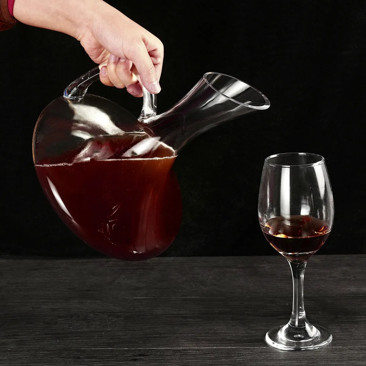 1700ML Crystal Glass Decanter and 4 Cups Elegant Pourer Carafe Lead-Free Gift Table Aerator Carafe